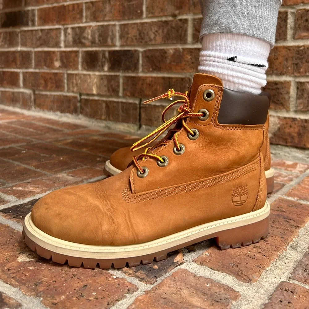 Junior Timberland 6” classic leather boots